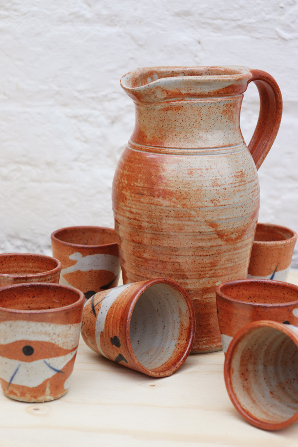 9 Jug and small beakers, to 9½ in. (24 cm) in height, stoneware, shino glaze. 