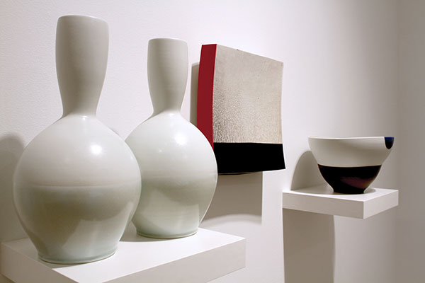 1 Installation view (left to right): Peter Beasecker’s double vase, 14 in. (36 cm) in height, wheel-thrown porcelain, 2019; Landscape 1, 12 in. (30 cm) in width, porcelain, epoxy resin, acrylic paint, 2019; oval bowl, 12 in. (30 cm) in width, porcelain (white and black), 2018. 