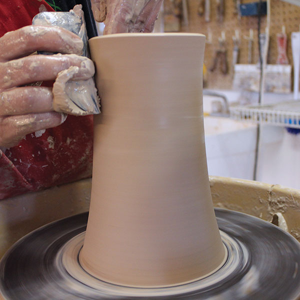 5 With the wooden rib, form a smooth inward curve while shaping.