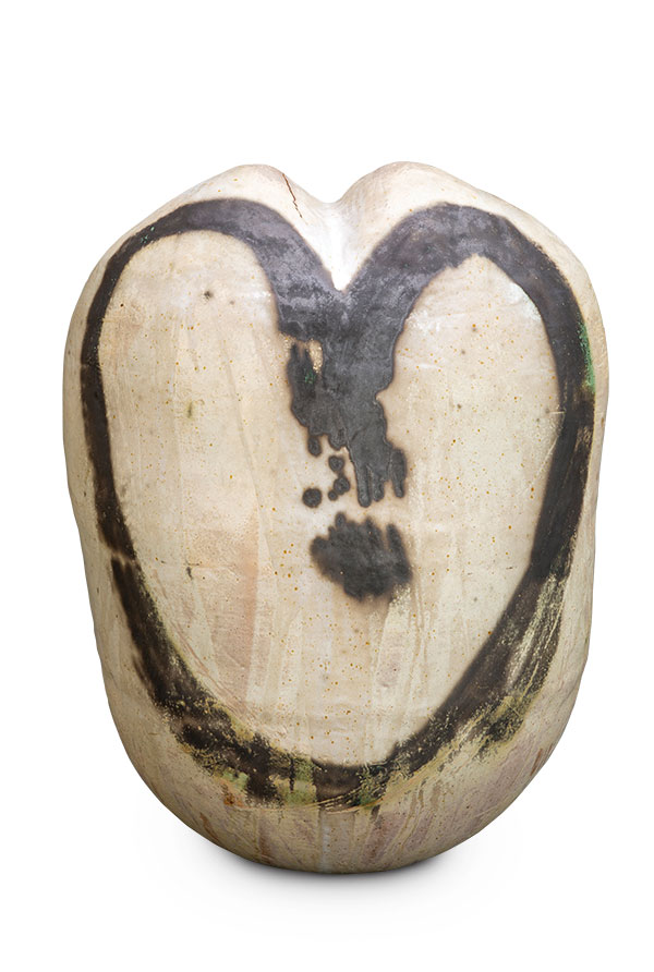 1 Toshiko Takaezu’s White Heart, 32 in. (81 cm) in height, stoneware, glaze, circa 1985. Gift of the artist. Photo: Jon Bolton. 