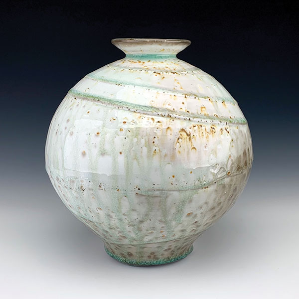 1 Chad Steve’s White Sand Vase, 10 in. (25 cm) in height, porcelain, 2019.