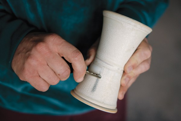 1 Draw a key back and forth over the fired glaze surface. If it leaves a score mark that can’t be removed, flatware will scratch it.