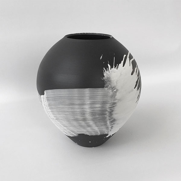 1 Tom Kemp’s vase with brushstroke, 14 in. (36 cm) in height, black porcelain, white underglaze, fired to 2300°F (1260°C), 2018. 