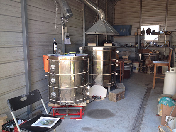 1 Firing the 28×32-inch kiln. A shelf was placed near the burners to protect from wind.