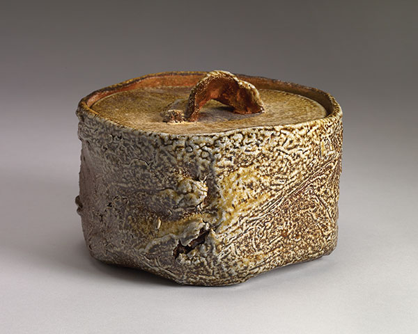 2 Meg Beaudoin’s covered jar, 7½ in. (19 cm) in diameter, handbuilt, stoneware, natural ash glaze, anagama wood fired for 3 days to cone 12, 2019. Photo: Robert Hansen-Sturm, Storm Photo, Kingston, New York. 
