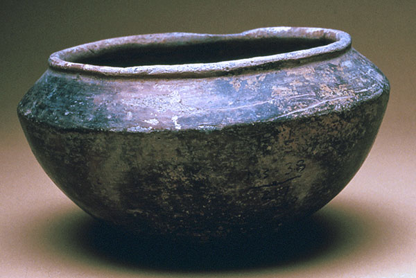 4 Utilitarian pot with a burnished surface likely used for cooking or storage. Courtesy of Cahokia Mounds State Historic Site.