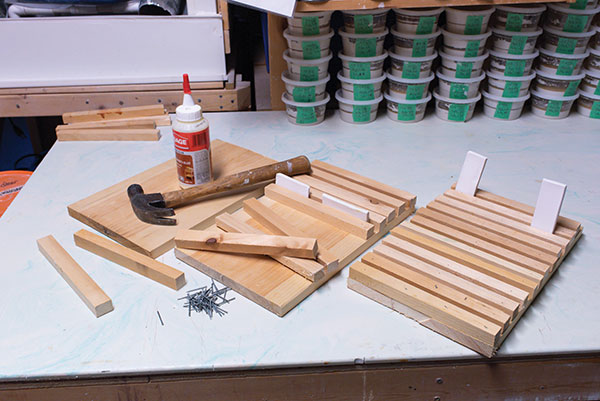4 Assemble the wooden stands with wood glue and nails. 