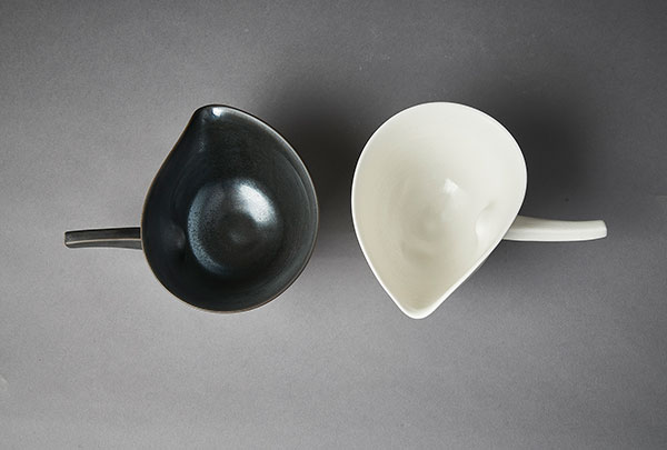 6 Chinese tea set: small jugs, 6 in. (15 cm) in length, porcelain—white version: crackle glaze; black version: manganese glaze, 2019.