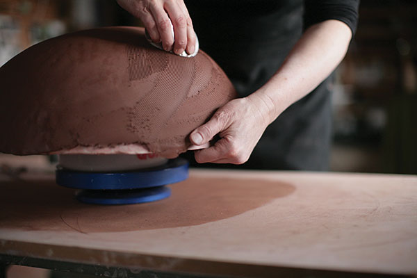 4 Use a serrated rib to compress the slab, then use a soft rib to smooth it. 