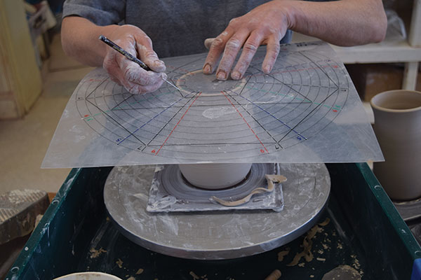 5 Use a dividing disk to divide the bottomless cylinder into three equal sections. 