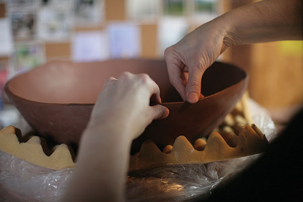 9 Pinch a desired rim, then use your finger to smooth the edge.