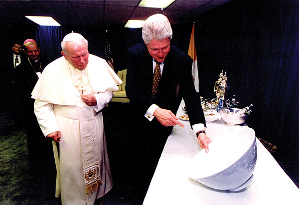 9 Peace Bowl presented to Pope John Paul II by US President Bill Clinton. Photo: The White House.