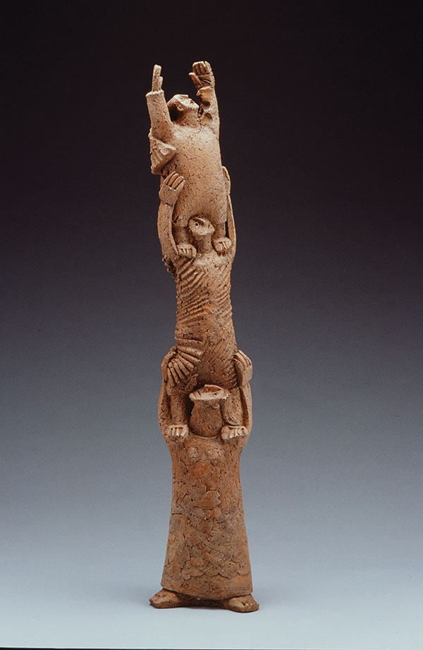 4 Jere M. Grimm’s Generations, 31 in. (78 cm) in height, coil-built, unglazed terra cotta, 1995. Photo: Bill Bachhuber.