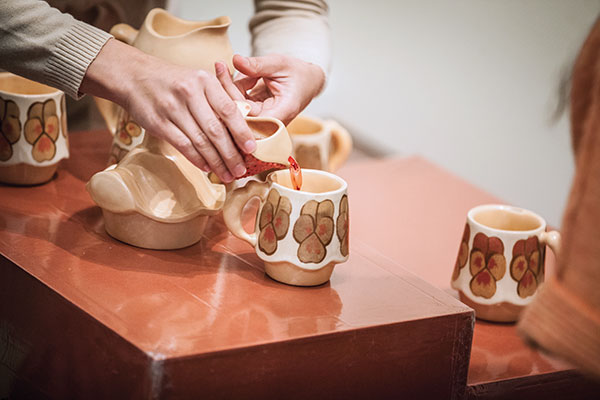 7 Cheyenne Chapman Rudolph’s KitschInventions, Sassy Sippers with Toddy Tankard, performance installation, 2018. The table functions as a suitcase with storage for the objects, the seating cushions are stored in the suitcase to protect the objects, and the picnic blanket folds around the suitcase to become a carrying tote.