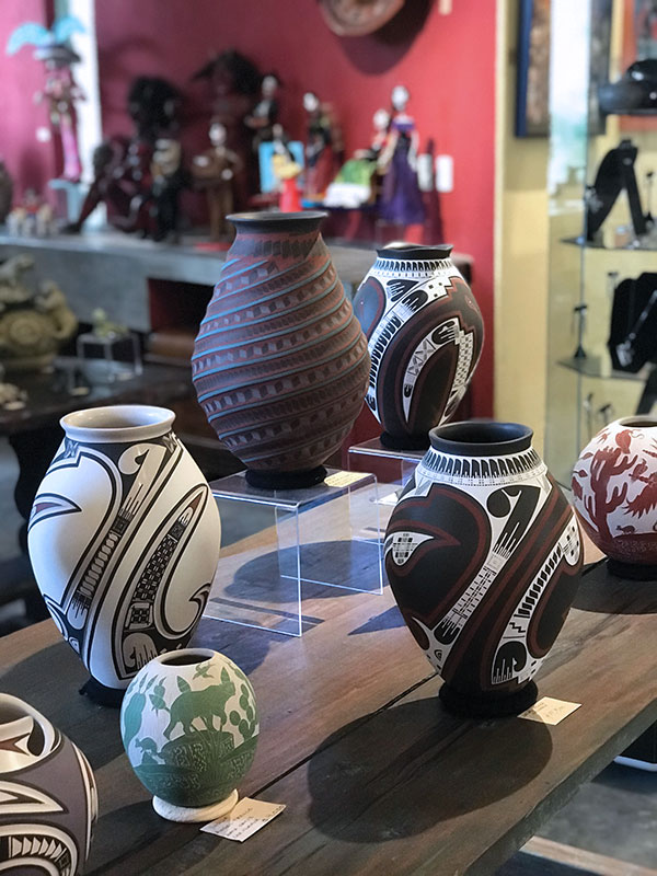 2 Assorted pottery from Mata Ortiz, Chihuahua. Foreground (left to right): Angel Guerrero Trillo’s green-and-white pot, Lazaro Osuna Silveira’s white pot with black design, and Lazaro Osuna Silveira’s black pot with white design. 