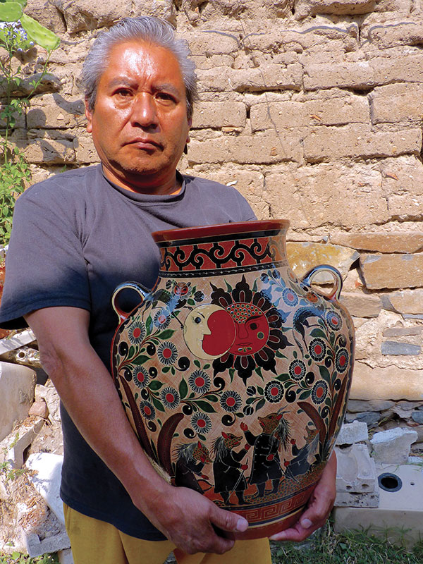 7 Geronimo Ramos Flores holding a Petatillo-style pot. 