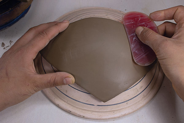 14 Use a hump mold to form a curved slab, then accentuate that curve with a red rib to fit the unique space within the pot.