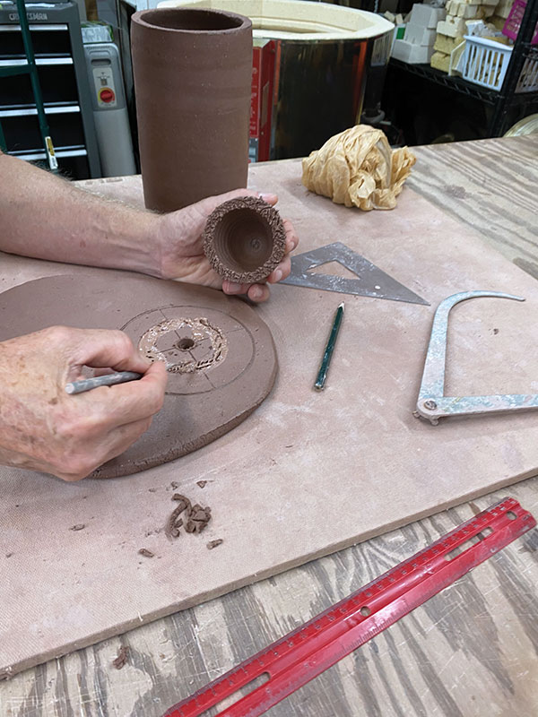 4 Roll a slab for the top of the straight cylinder, trace its outline on the slab, and center the small bowl. Join it to the slab.