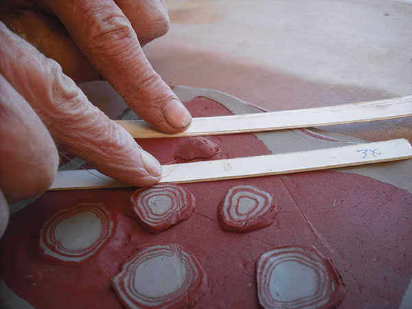 11 Attach the cut-off piece to the top of the slab and cut it off again with thin slats. Repeat this process until cut piece is used up.