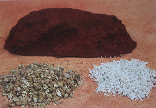 1 Clockwise from the top: black clay body with red iron oxide, vermiculite, and perlite. 1, 3, 5 Photos: Helen Gilmour.