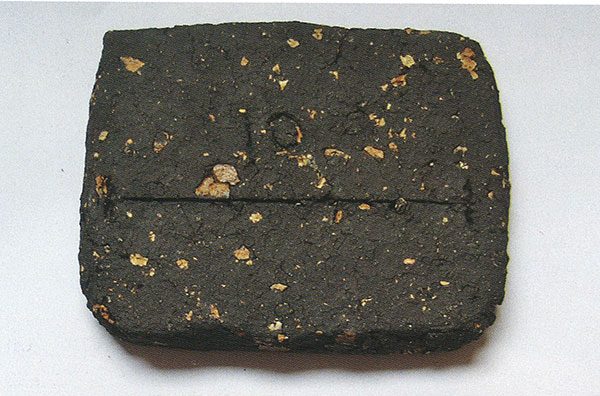 2 Vermiculite pressed into to a black clay body fires to a warm, toasty speckle. Photo: Fiona Byrne-Sutton.