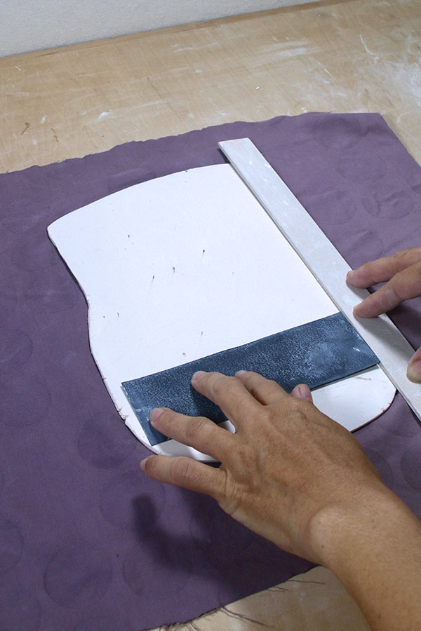 2 Use a pre-made template to cut out a rectangular slab. This slab will be used for the body.
