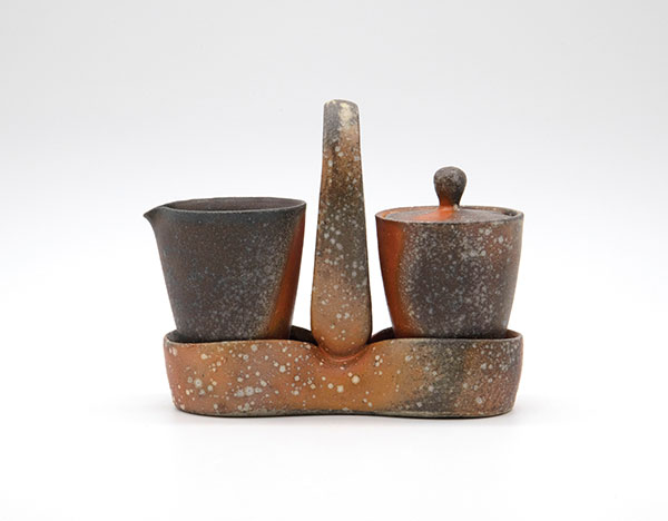 2 Stuart Gair’s cream-and-sugar set, 7 in. (18 cm) in height, stoneware. Photo: Amy Miller.