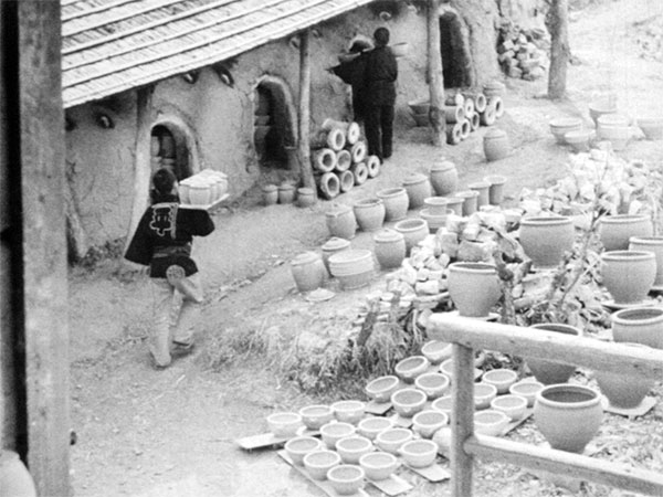 5 Loading the Dai Sei Gama climbing kiln. From Mashiko Village Pottery, 1937.