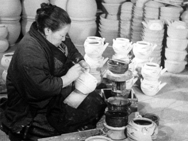 2 Masu Minagawa decorating Mashiko Sansui teapots. From Mashiko Village Pottery, 1937.