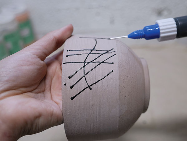 4 Practice drawing thin and thick lines on a piece of bone-dry clay.