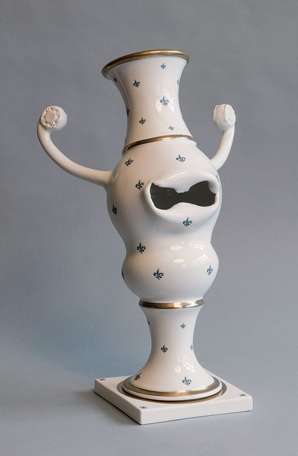 5 Le cri II, 18 in. (46 cm) in height, porcelain, glaze, decals, burnished gold, 2017. Photo: Richard-Max Tremblay.