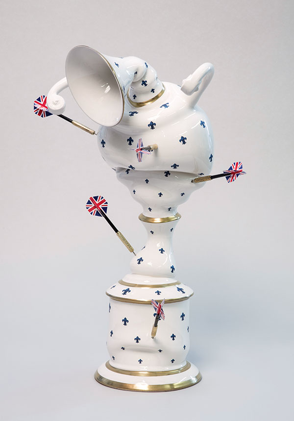 9 Grand Vase Montcalm I, 22 in. (56 cm) in height, porcelain, glaze, decals, burnished gold, darts, 2016. Photo: Daniel Roussel.