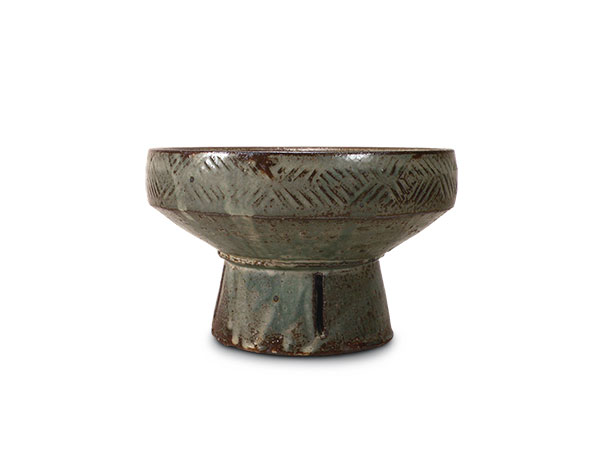 Pedestal dish, 6½ in. (16.5 cm) in diameter, North Carolina clay, white slip, ash glaze.