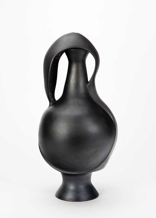 2 Adbibo, 19½ in. (50 cm) in height, micaceous clay, 2018. Image copyright 2021 Christine McHorse, courtesy of Gerald Peters Contemporary.