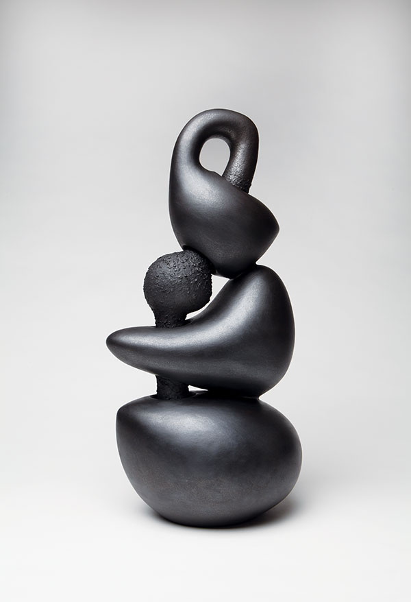 5 Free Radical, 20 in. (51 cm) in height, micaceous clay, 2012. Image copyright of the Christine Nofchissey McHorse Estate, courtesy of Garth Clark. Photo: Addison Doty.