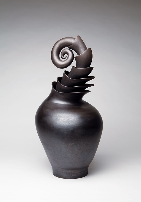 7 Spine, 27¼ in. (69 cm) in height, micaceous clay, 2010. Image copyright of the Christine Nofchissey McHorse Estate, courtesy of Garth Clark. Photo: Addison Doty.