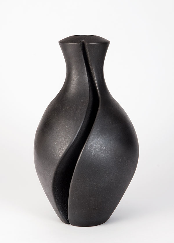 6 Untitled #1, 16¼ in. (41 cm) in height, micaceous clay. Image copyright 2021 Christine McHorse, courtesy of Gerald Peters Contemporary.