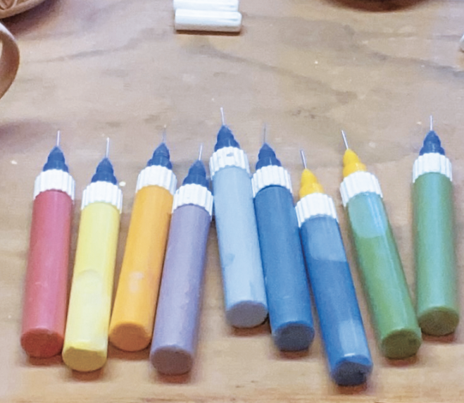 4 Prepare the color palette. These applicators have 20- and 18-gauge tips.