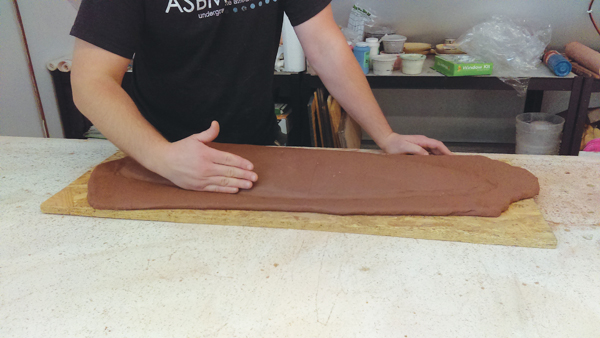 6 Using your hand, press the rim of the tray into the mold to make an accurate transfer of the shape.