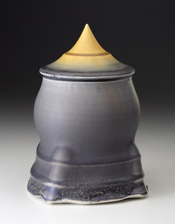 1 Aysha Peltz’s small blue lidded jar, 6 in. (15 cm) in height, porcelain, 2015. Photo: John Polak.