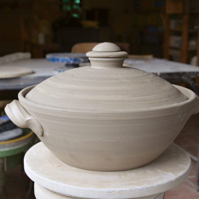 5 The completed casserole is allowed to dry with the lid and stopped in place.