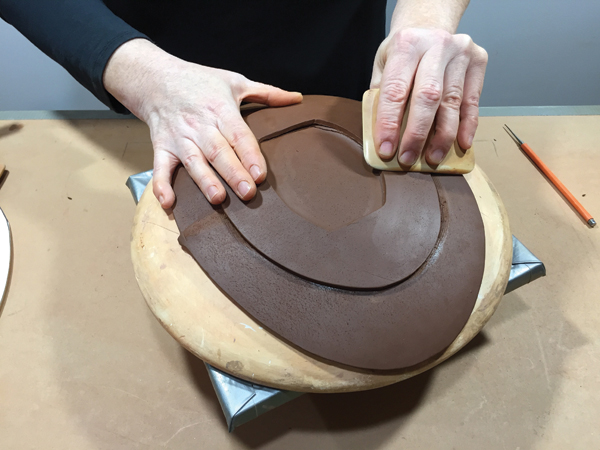 11 Place and compress the girdle to the back of the plate face.