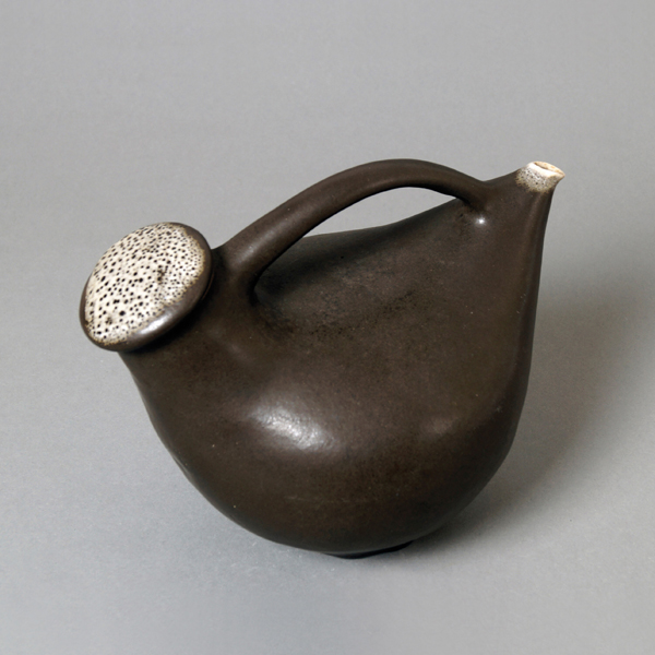  3 Waltraud Eich’s teapot, stoneware, 6 in. (15 cm) in height. Photo: Heinz-J.Theis/ KMB. 