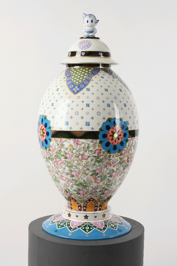 1 Euijeong Yoo Luck vessel, 38 in. (97 cm) in height, ceramic decalcomaniagold, luster motor, 2010. 