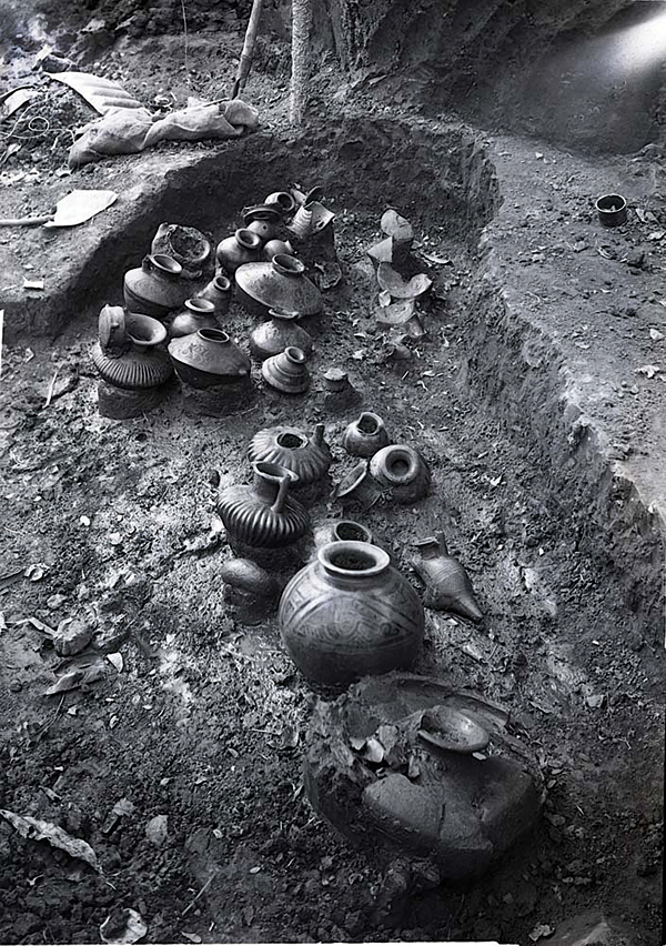  Archival photo of ceramic vessels from Sitio Conte.