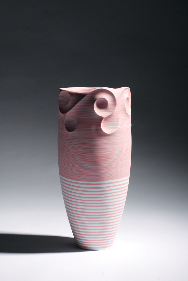 5 Sinhyun Cho’s Flow of Lines, 15 in. (40 cm) in height, porcelain, 2015. 