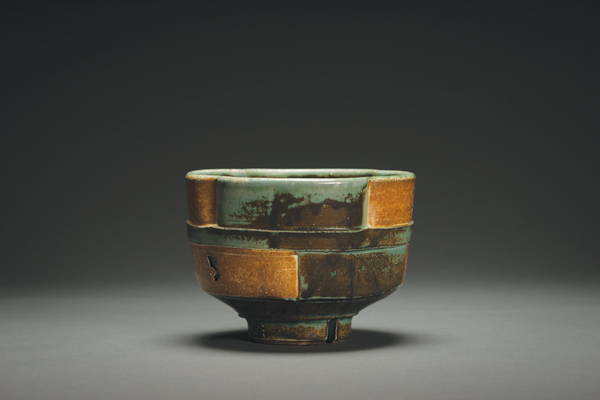 2 Jeff Oestreich’s scalloped bowl, 6 in. (15 cm) in diameter, stoneware, 2005. Photos: Vincent Walter.