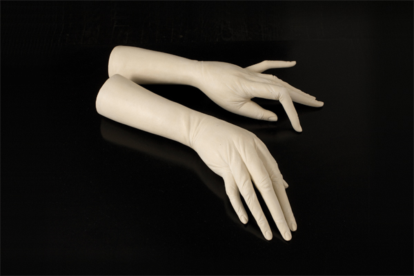 1 Tia Pulitzer’s Touching, 15 in. (38 cm) in length, clay, underglaze, wax, 2010. Photo: Robert Wedemeyer.