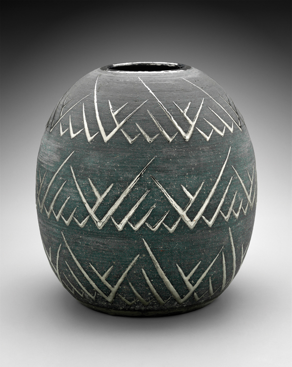 1 Maija Grotell’s large vessel with platinum decoration, 15½ in. (39 cm) in height, unglazed blue stoneware with platinum luster glaze, circa 1942. Gift of Philip Aarons and Shelley Fox Aarons in honor of Jules and Jeanette Aarons.