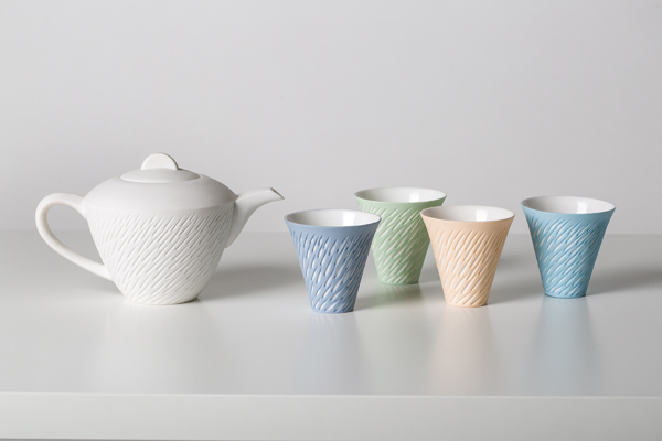  3 Sasha Wardell’s teapot and beakers, up to 5¾ in. (13 cm) in height, porcelain, 2015. 2–4 Photos: Sophie Mutevelian.